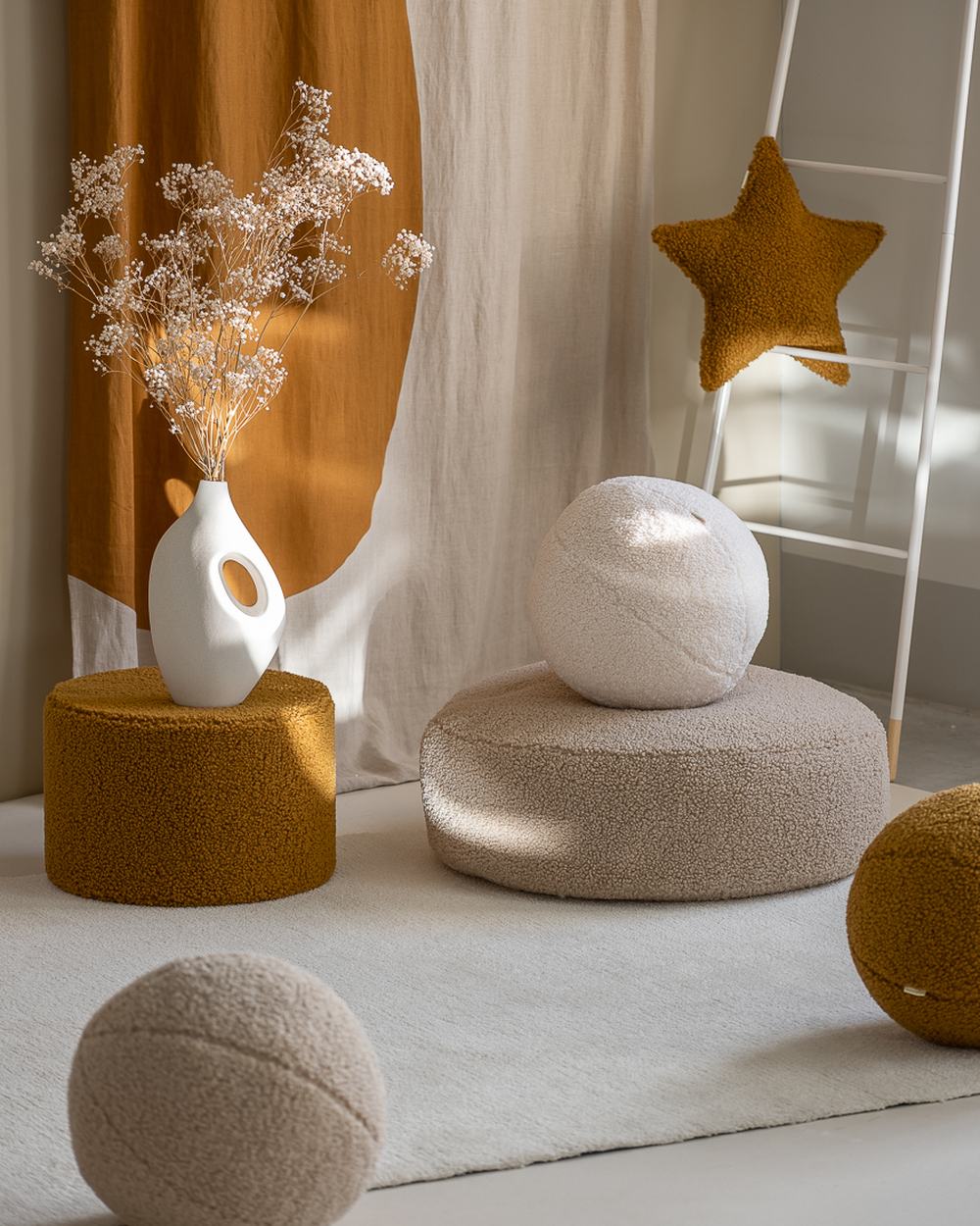 Wigiwama Teddy Bolster Cushions Cream White in een kinderkamer