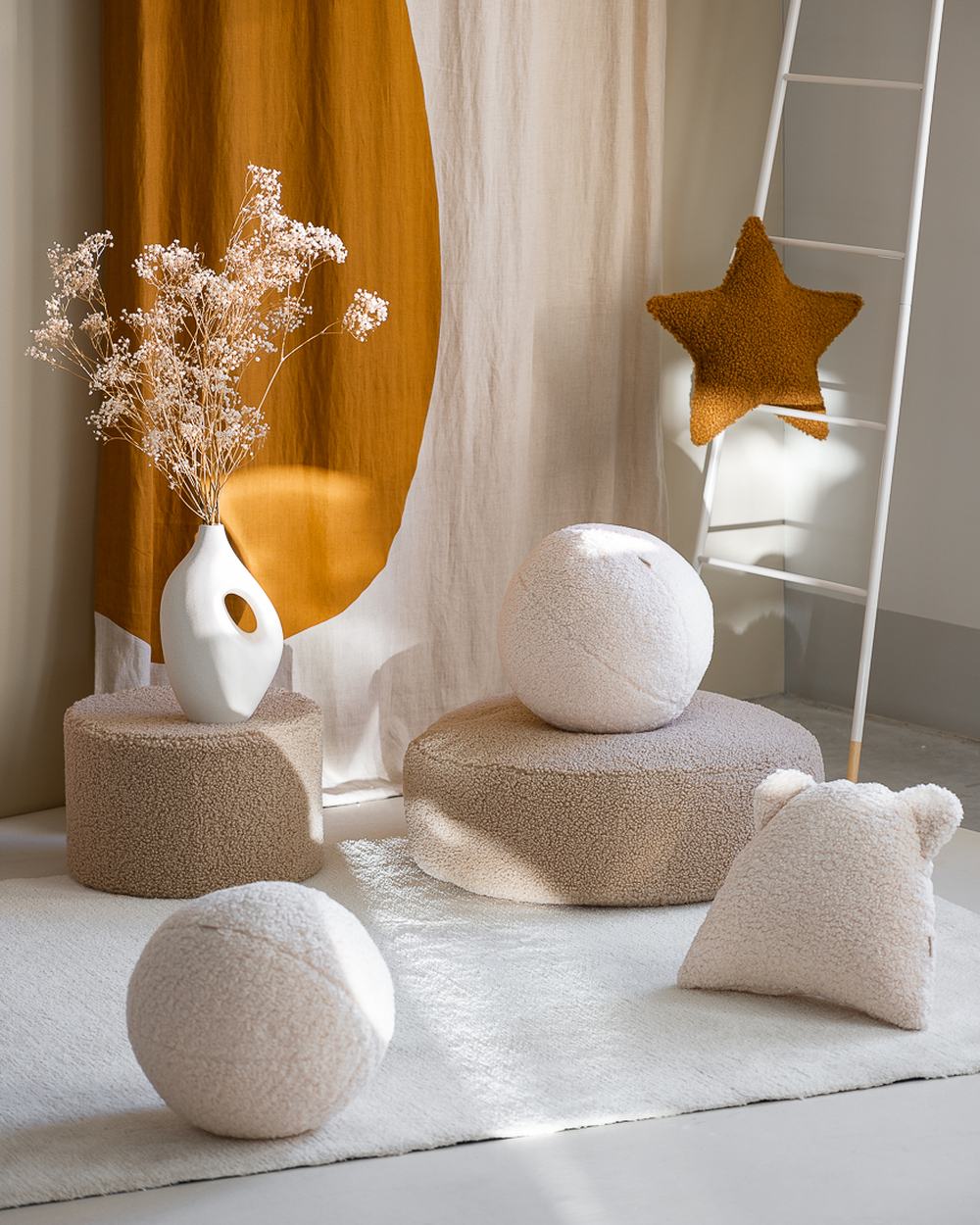 Wigiwama Teddy Bolster Cushions Cream White in een kinderkamer