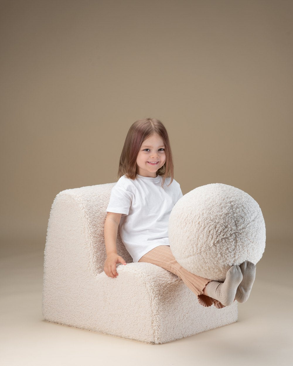 Wigiwama Teddy Bolster Cushions Cream White in een kinderkamer