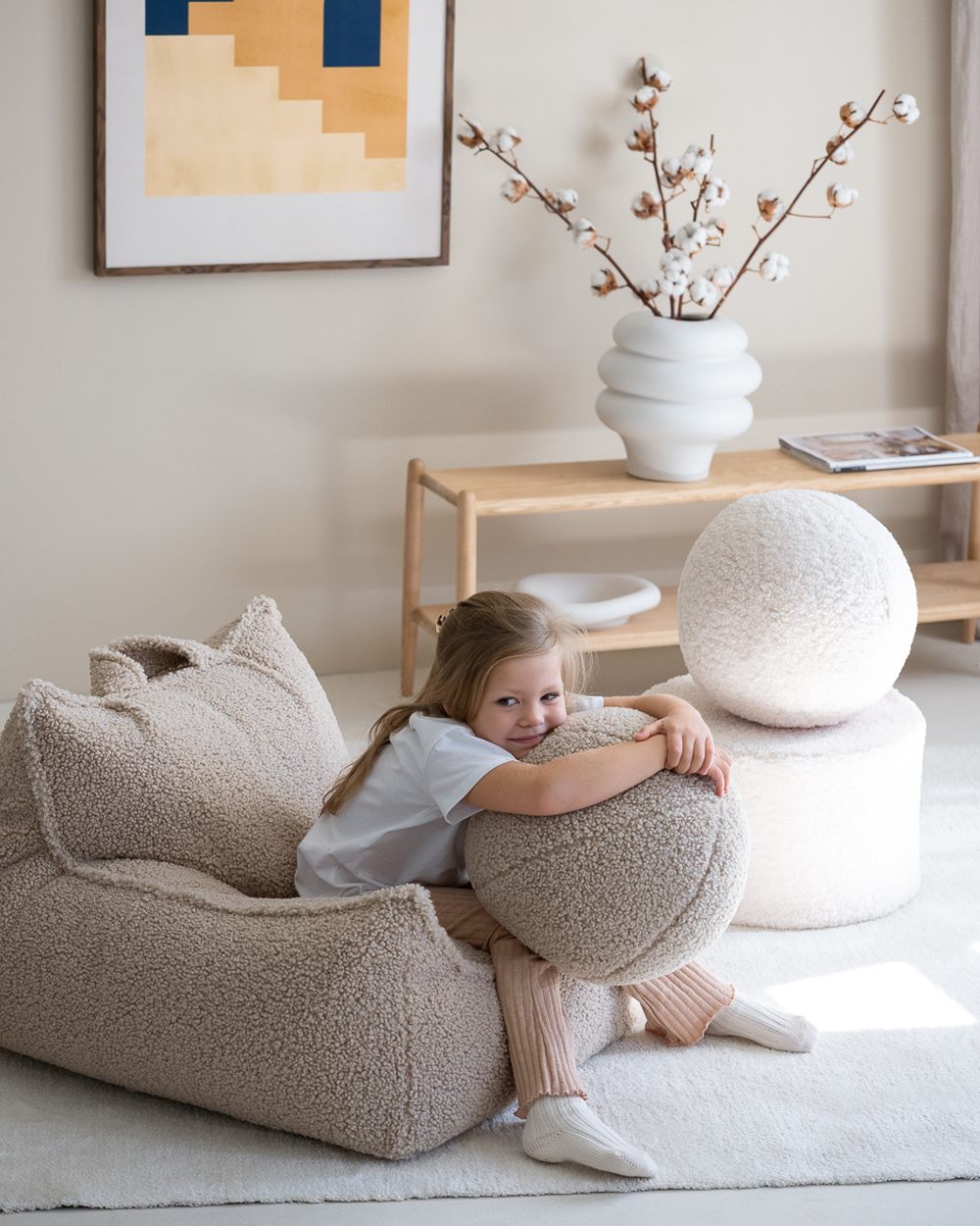 Wigiwama Teddy Bolster Cushions Cream White in een kinderkamer