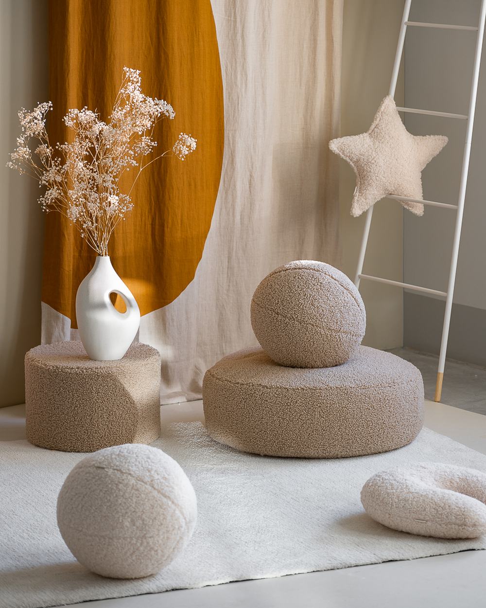 Wigiwama Teddy Bolster Cushions Biscuit in een kinderkamer