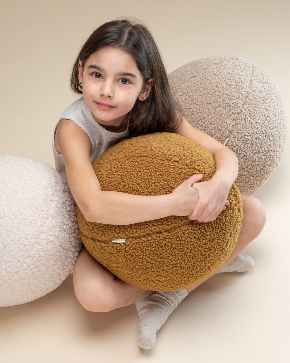 Wigiwama Teddy Bolster Cushions Biscuit in een kinderkamer