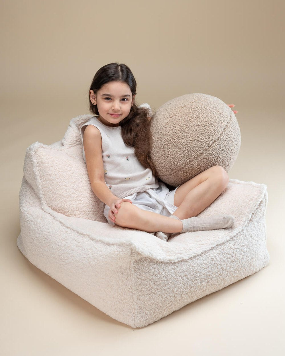 Wigiwama Teddy Bolster Cushions Biscuit in een kinderkamer