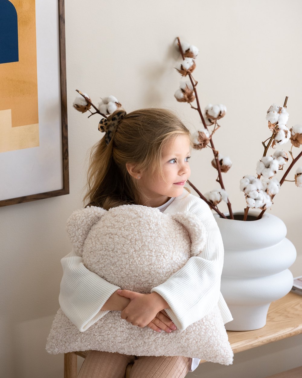 Wigiwama Teddy Bear Cushion Cream White in een kinderkamer