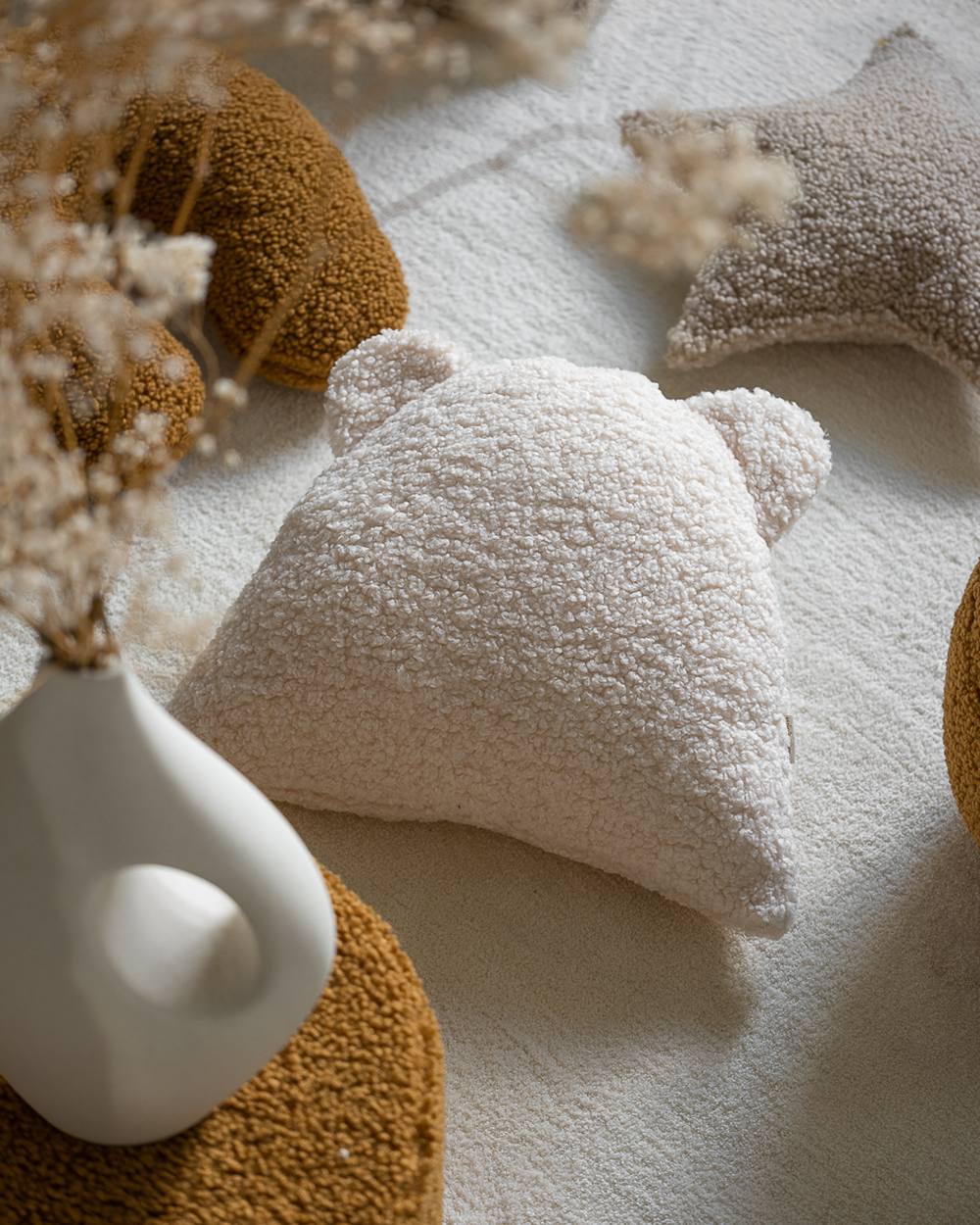 Wigiwama Teddy Bear Cushion Cream White in een kinderkamer
