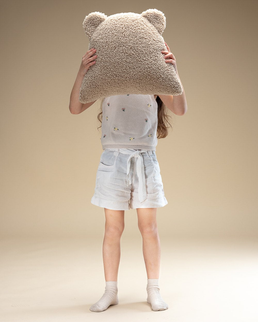 Wigiwama Teddy Bear Cushion Biscuit in een kinderkamer