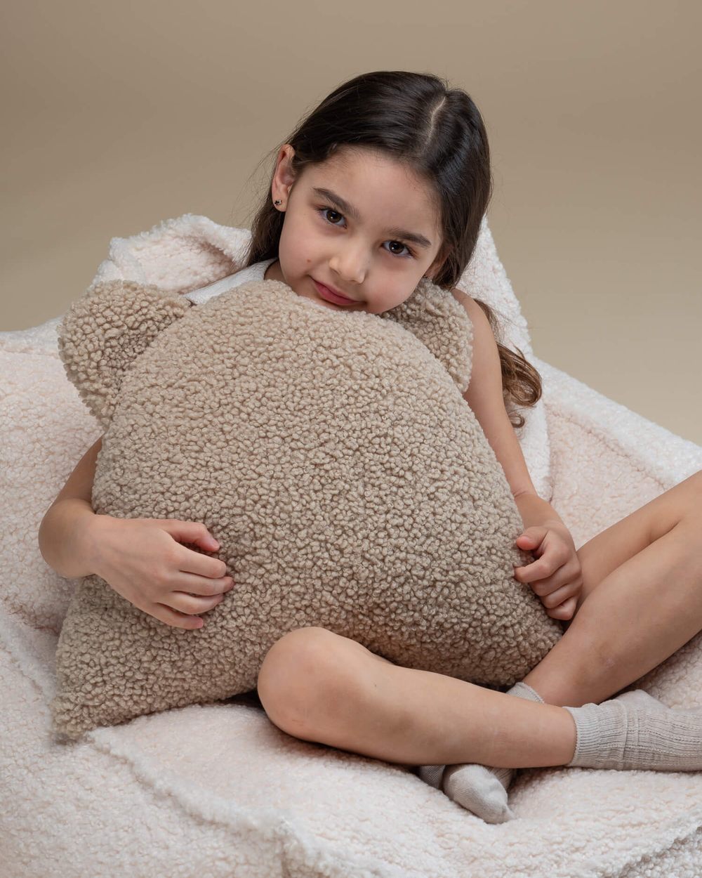 Wigiwama Teddy Bear Cushion Biscuit in een kinderkamer