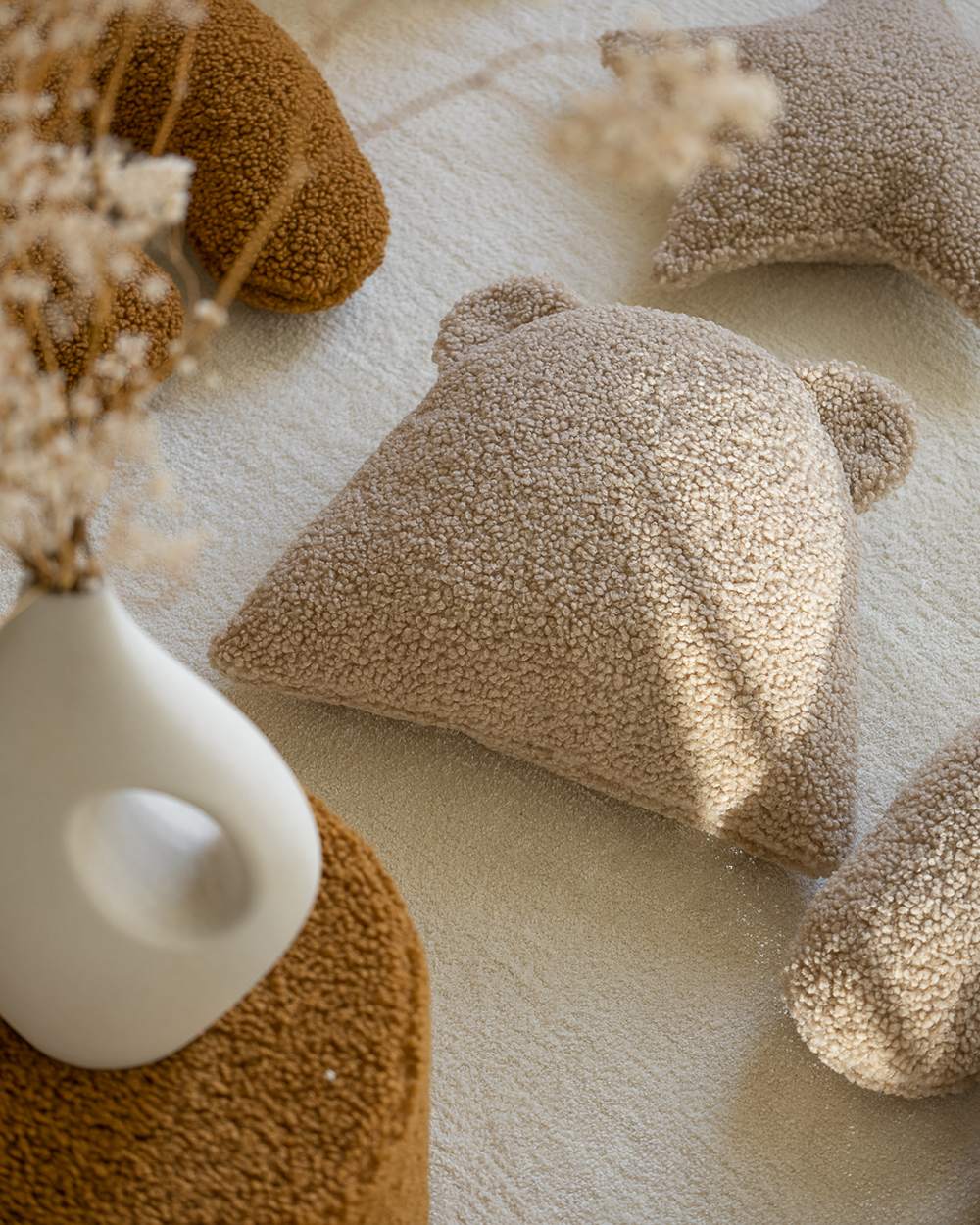 Wigiwama Teddy Bear Cushion Biscuit in een kinderkamer