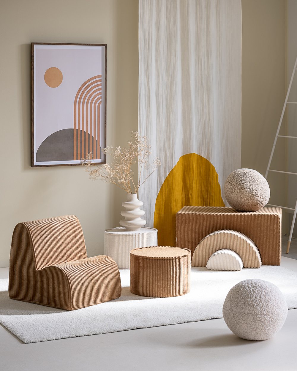 Wigiwama Runder gerippter Pouf Toffee in een kinderkamer