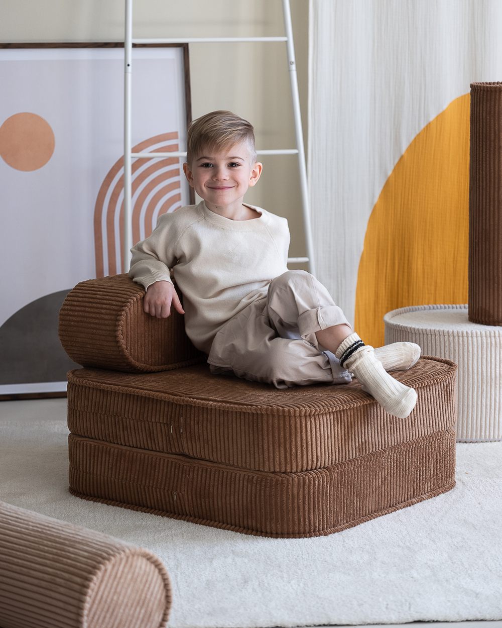 Wigiwama Uitklapstoel 3-in-1 Toffee in een kinderkamer