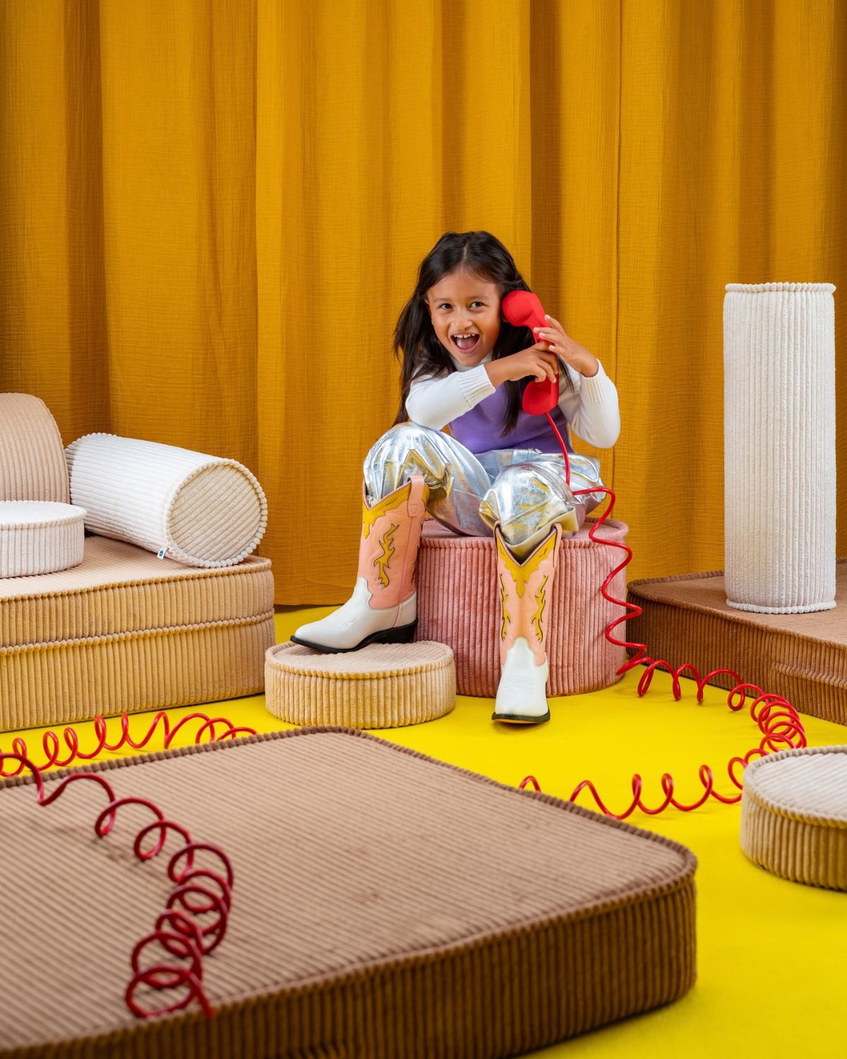 Wigiwama 9-teilige Cord-Spielbank für Kinder Toffee in een kinderkamer