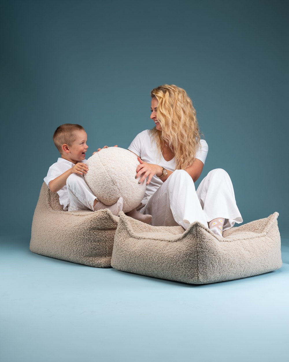Wigiwama Square Teddy-Stoffpouf Keks in een kinderkamer