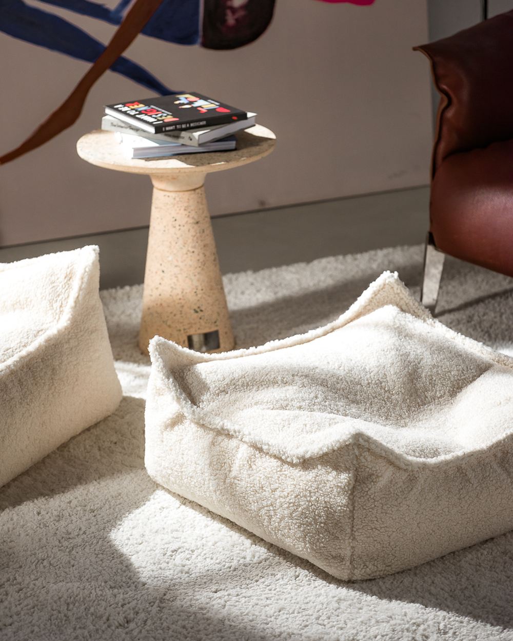 Wigiwama Square Teddy-Stoffpouf Cremeweiß in een kinderkamer