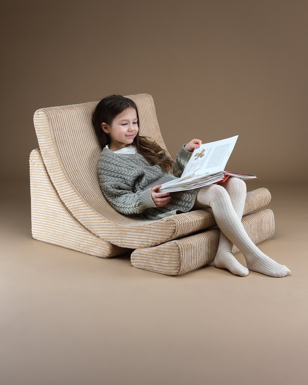 Wigiwama Corduroy Moon Chair Brown Sugar in een kinderkamer