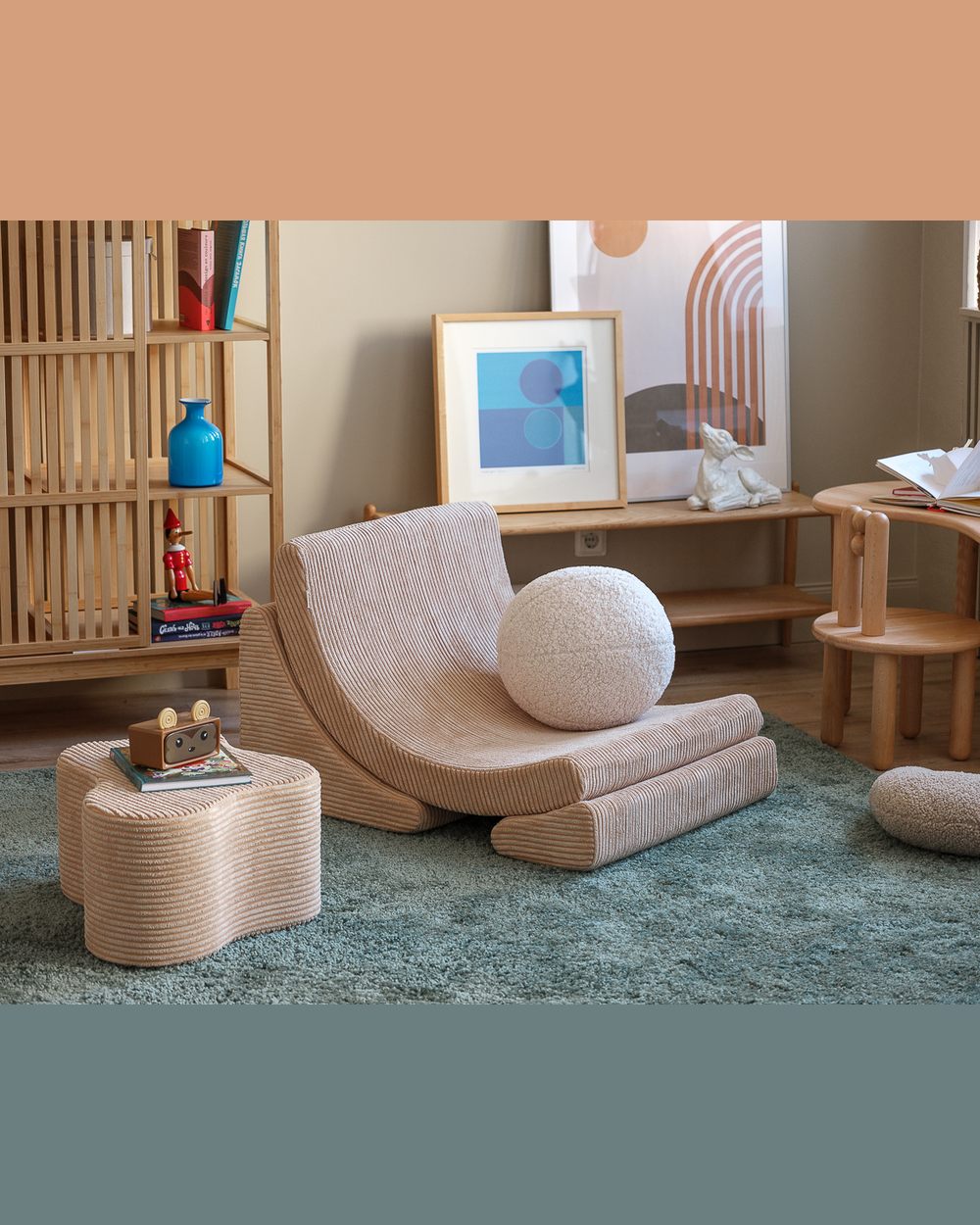 Wigiwama Corduroy Moon Chair Brown Sugar in een kinderkamer