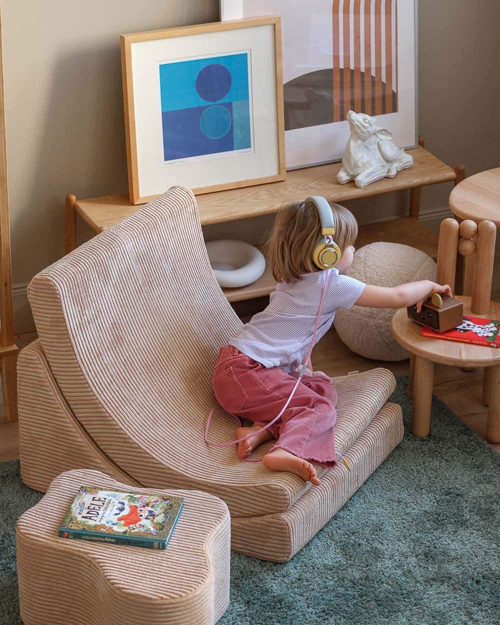 Wigiwama Corduroy Moon Chair Brown Sugar in een kinderkamer