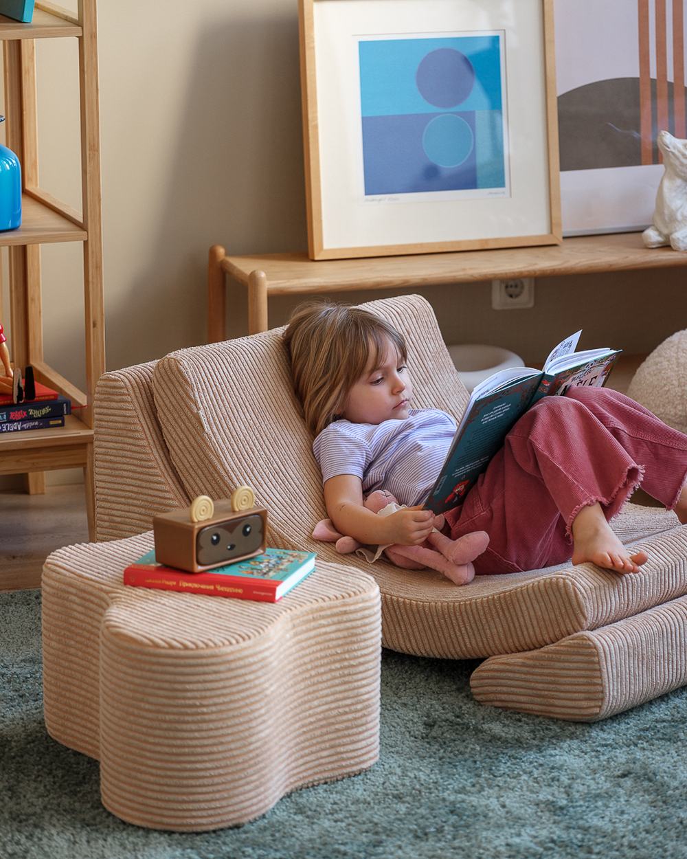 Wigiwama Corduroy Moon Chair Brown Sugar in een kinderkamer