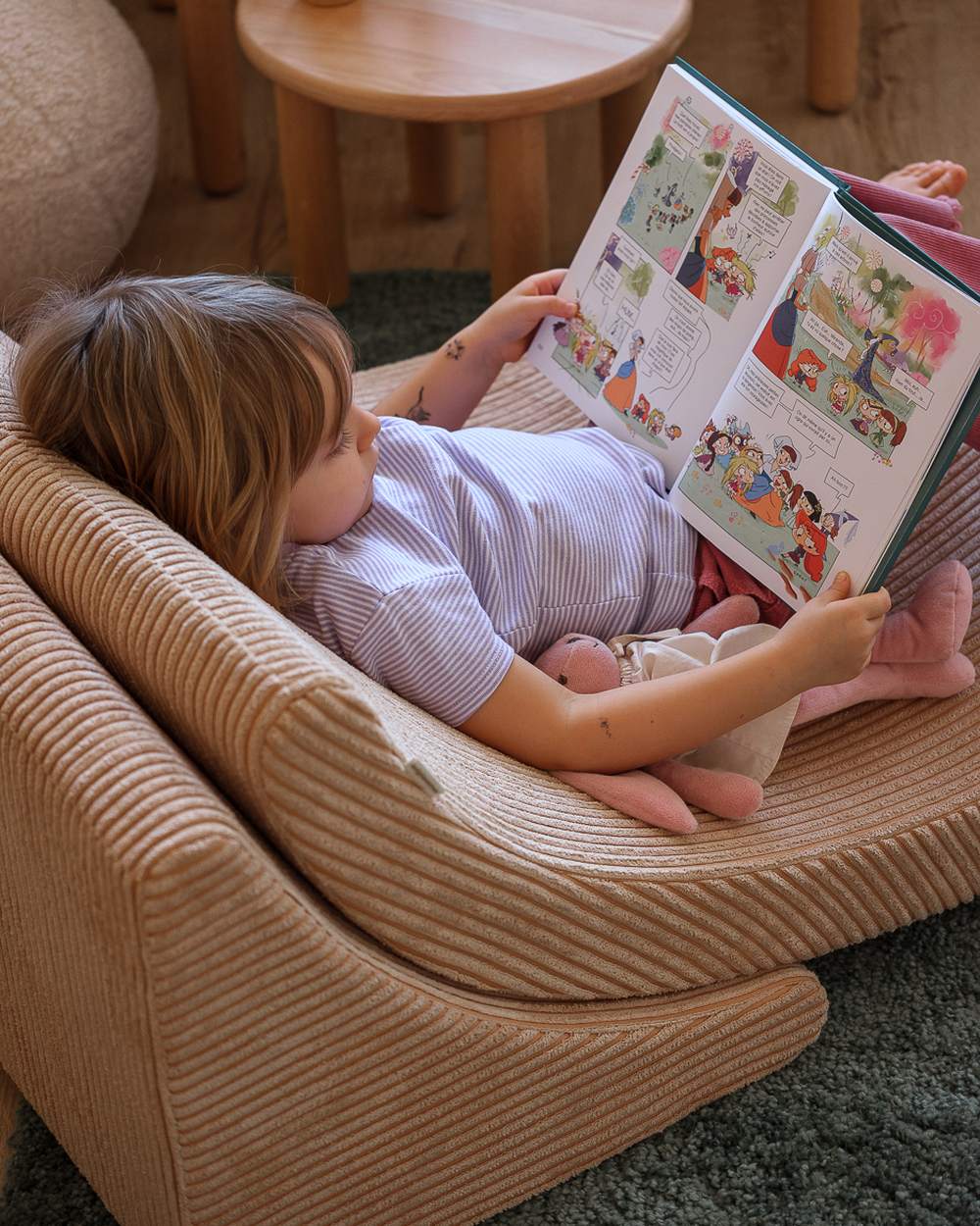 Wigiwama Corduroy Moon Chair Brown Sugar in een kinderkamer
