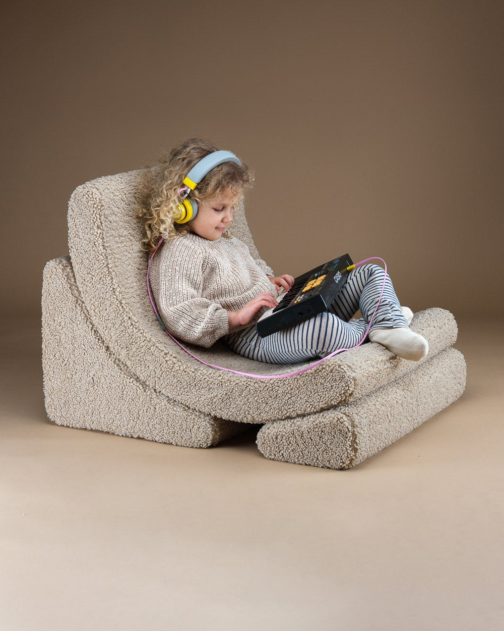 Wigiwama Moon Chair in teddy fabric Biscuit in een kinderkamer
