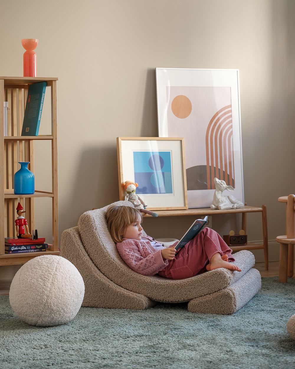 Wigiwama Moon Chair in teddy fabric Biscuit in een kinderkamer