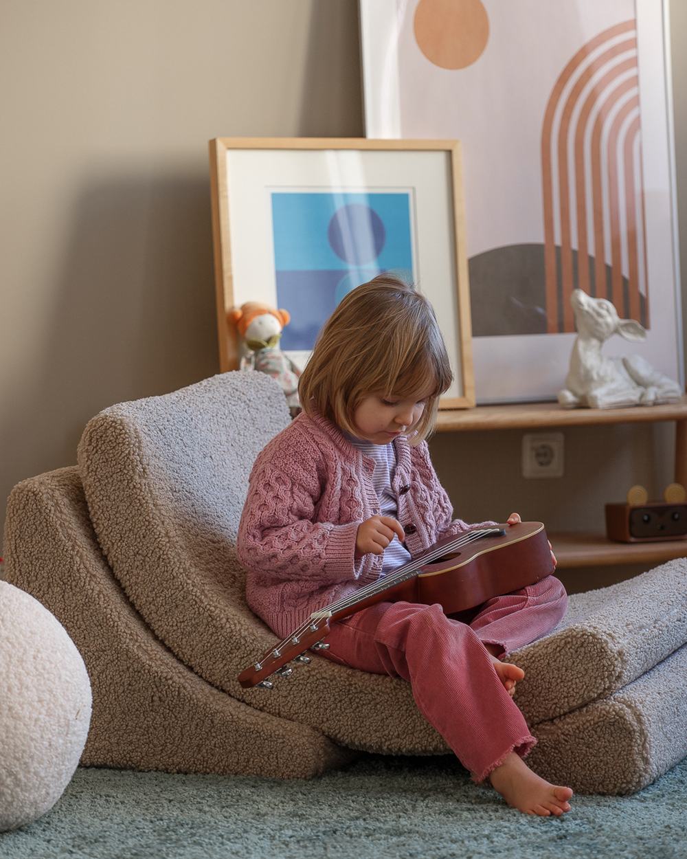 Wigiwama Moon Chair in teddy fabric Biscuit in een kinderkamer