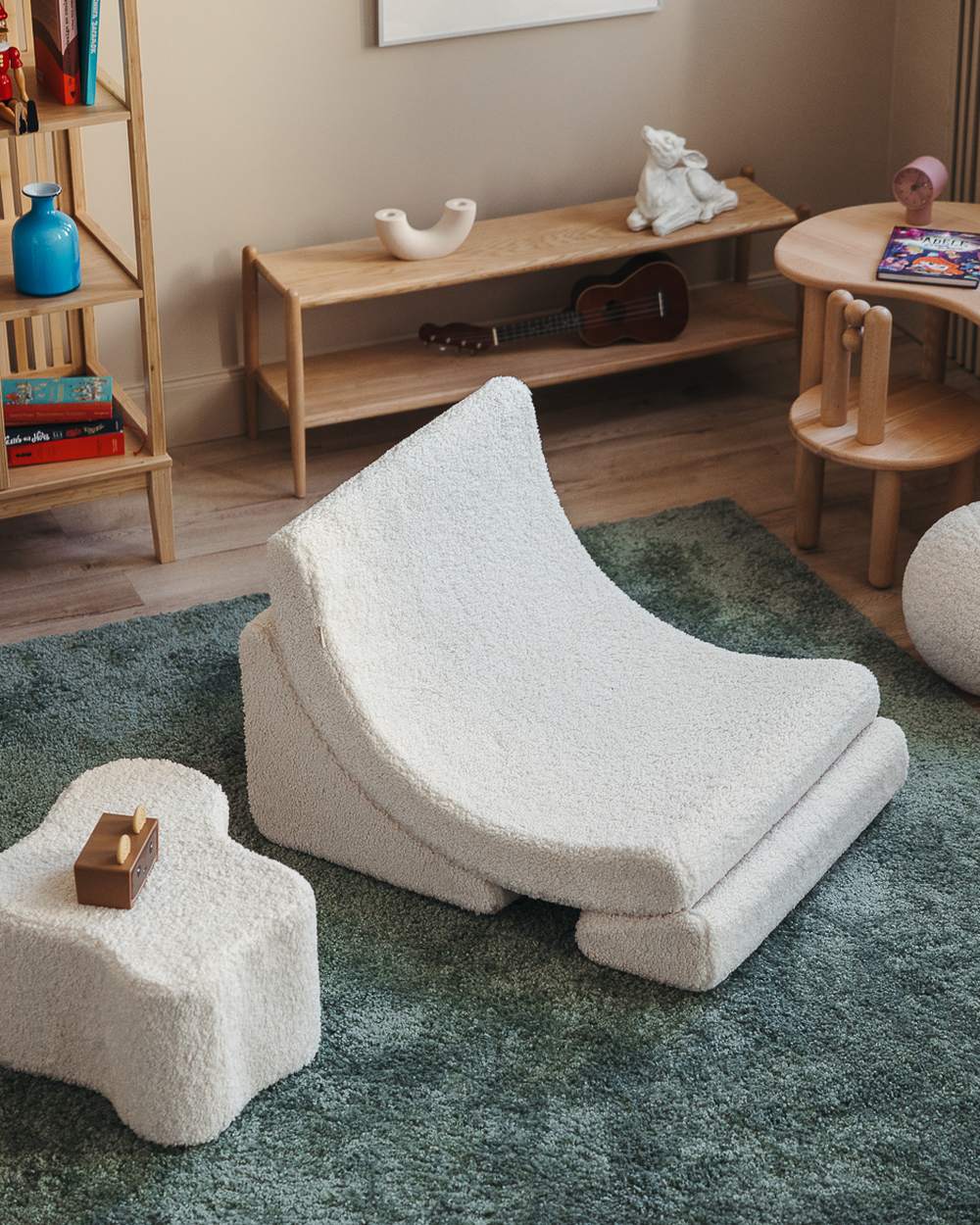 Wigiwama Moon Chair in teddy fabric Cream White in een kinderkamer