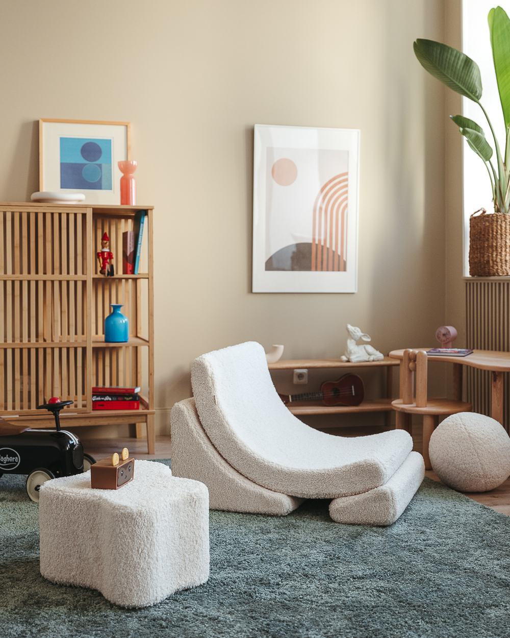 Wigiwama Moon Chair in teddy fabric Cream White in een kinderkamer