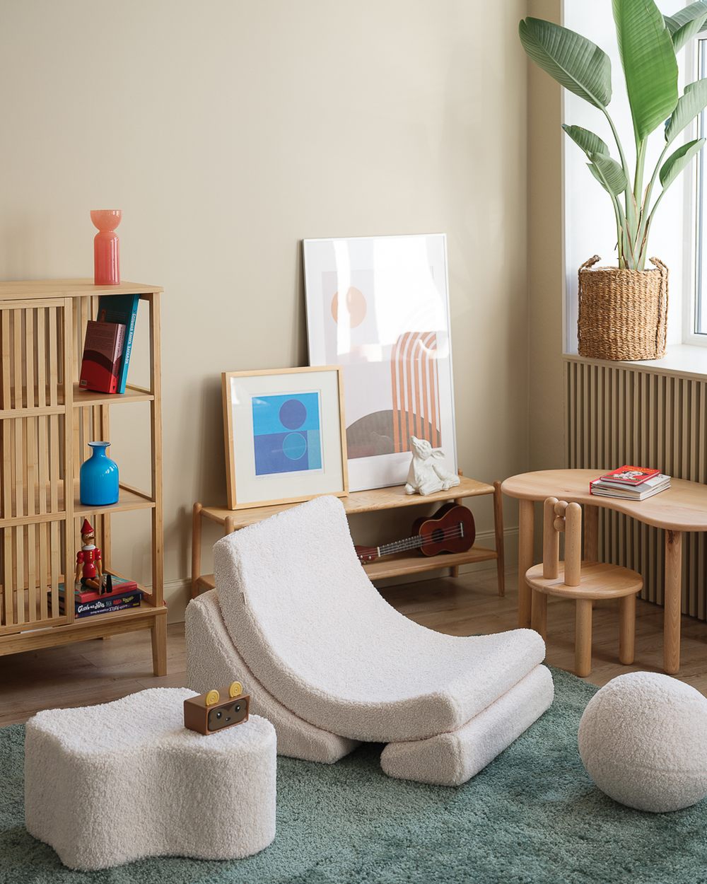 Wigiwama Moon Chair in teddy fabric Cream White in een kinderkamer