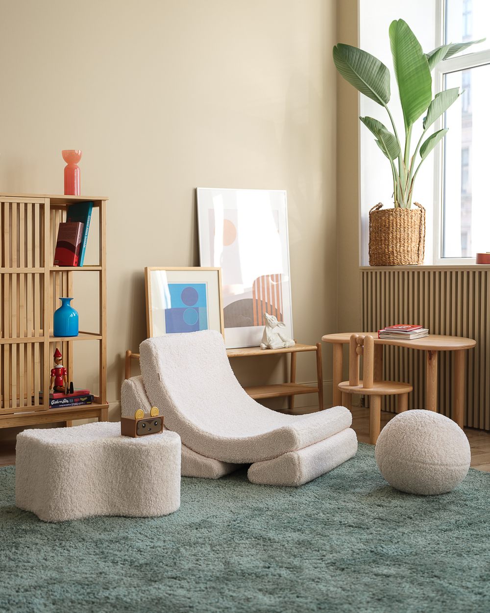 Wigiwama Moon Chair in teddy fabric Cream White in een kinderkamer