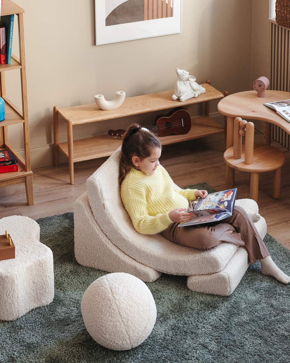 Wigiwama Moon Chair in teddy fabric Cream White in een kinderkamer