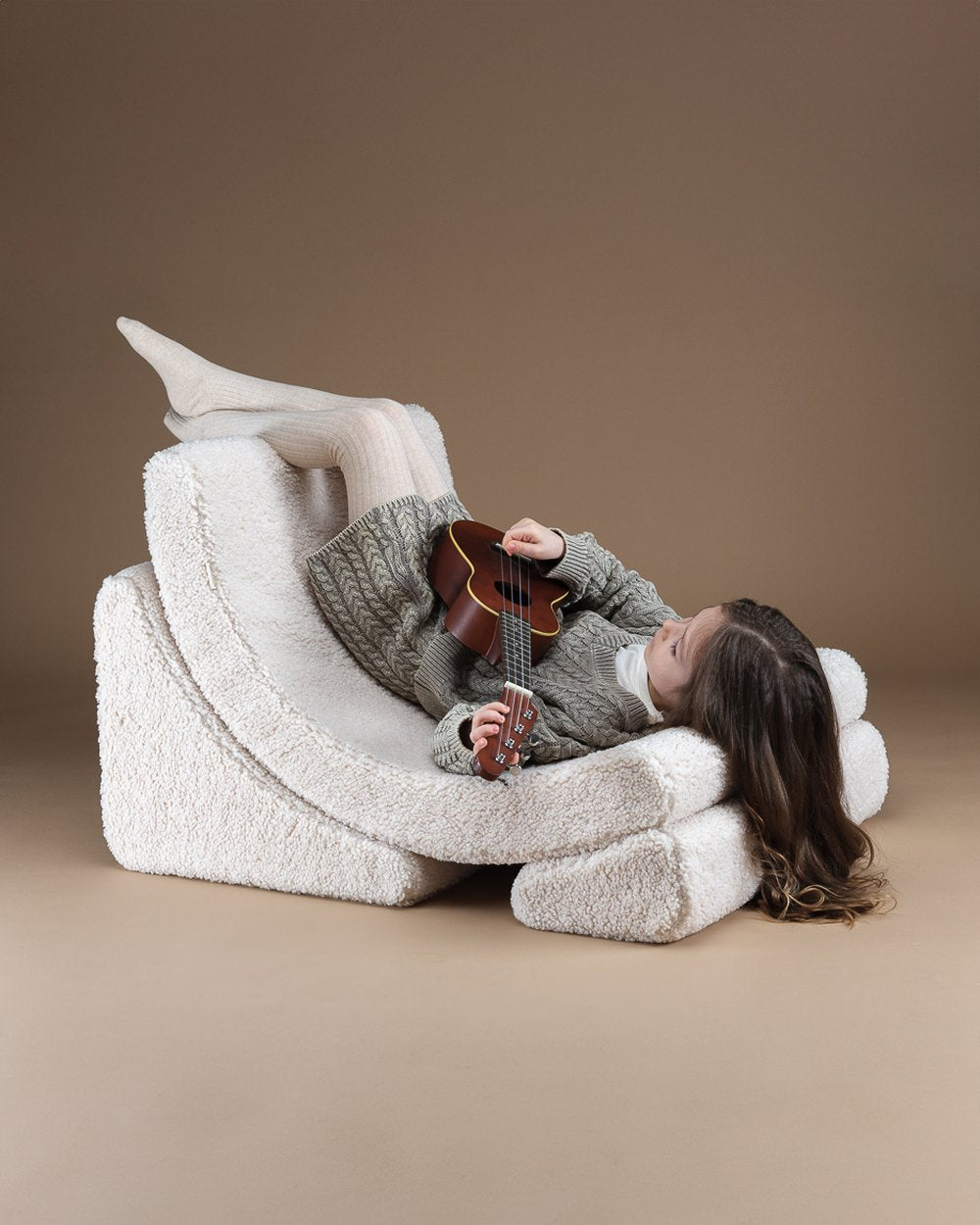 Wigiwama Moon Chair in teddy fabric Cream White in een kinderkamer