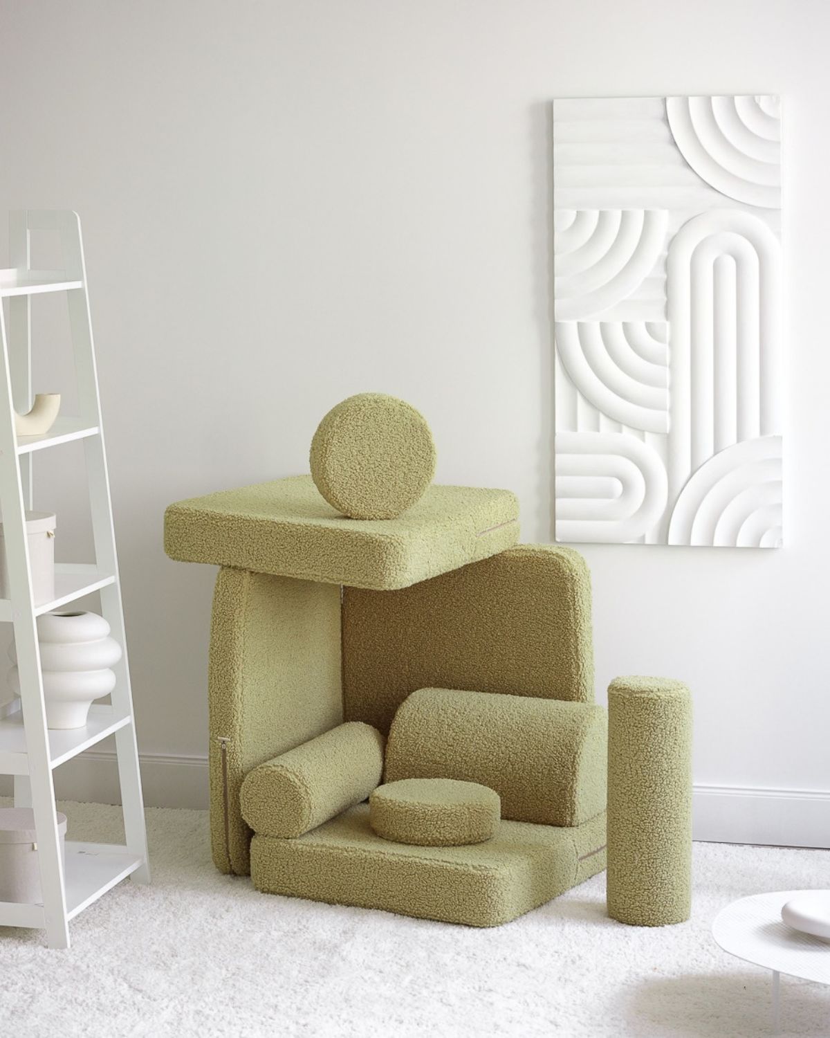 Wigiwama Kinderspielbank, 9-teilig, aus Teddyfell Matcha in een kinderkamer