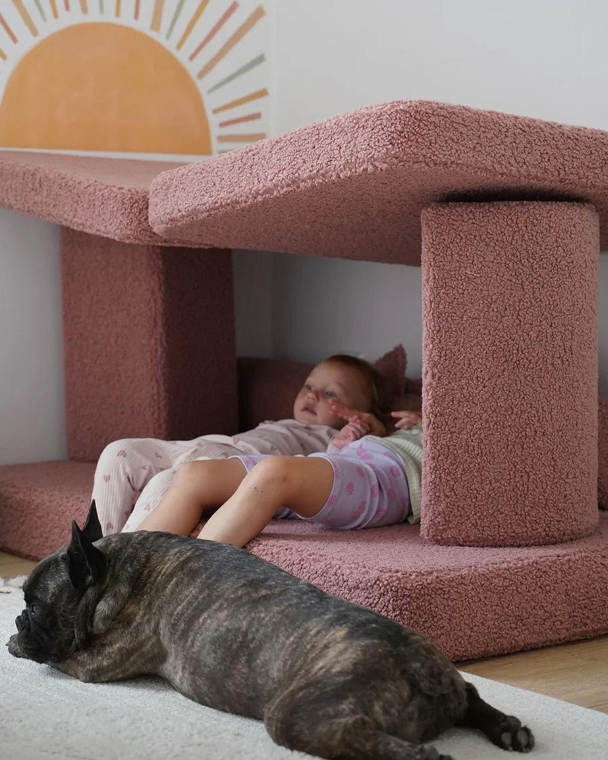 Wigiwama Kinderspielbank, 9-teilig, aus Teddyfell Guave in een kinderkamer