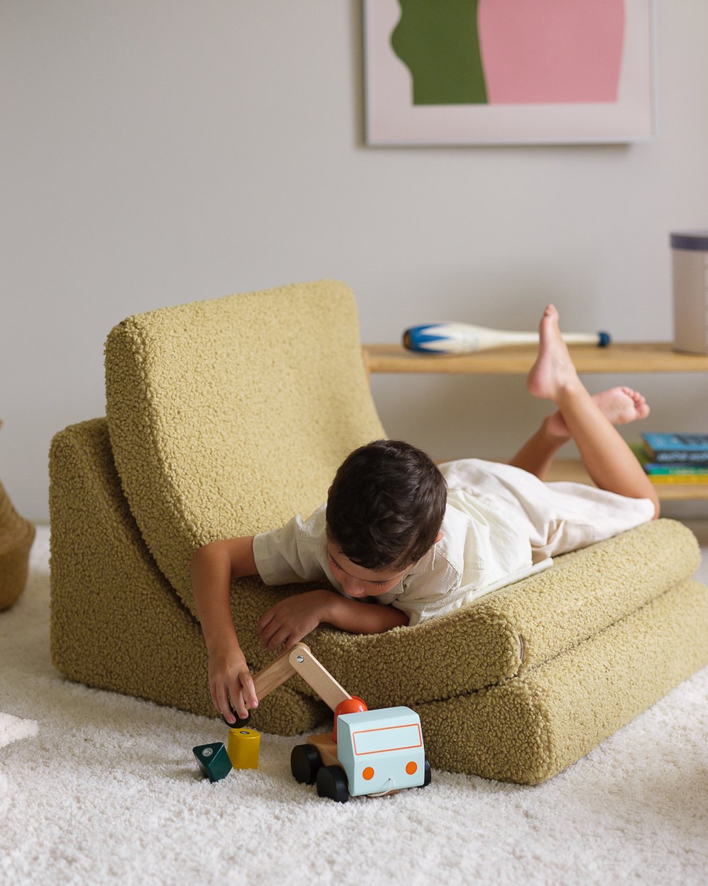Wigiwama Moon Chair in teddy fabric Matcha in een kinderkamer