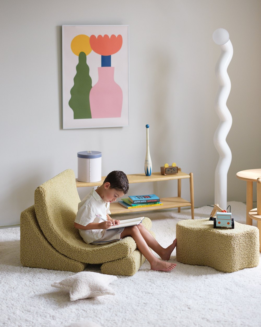 Wigiwama Moon Chair in teddy fabric Matcha in een kinderkamer