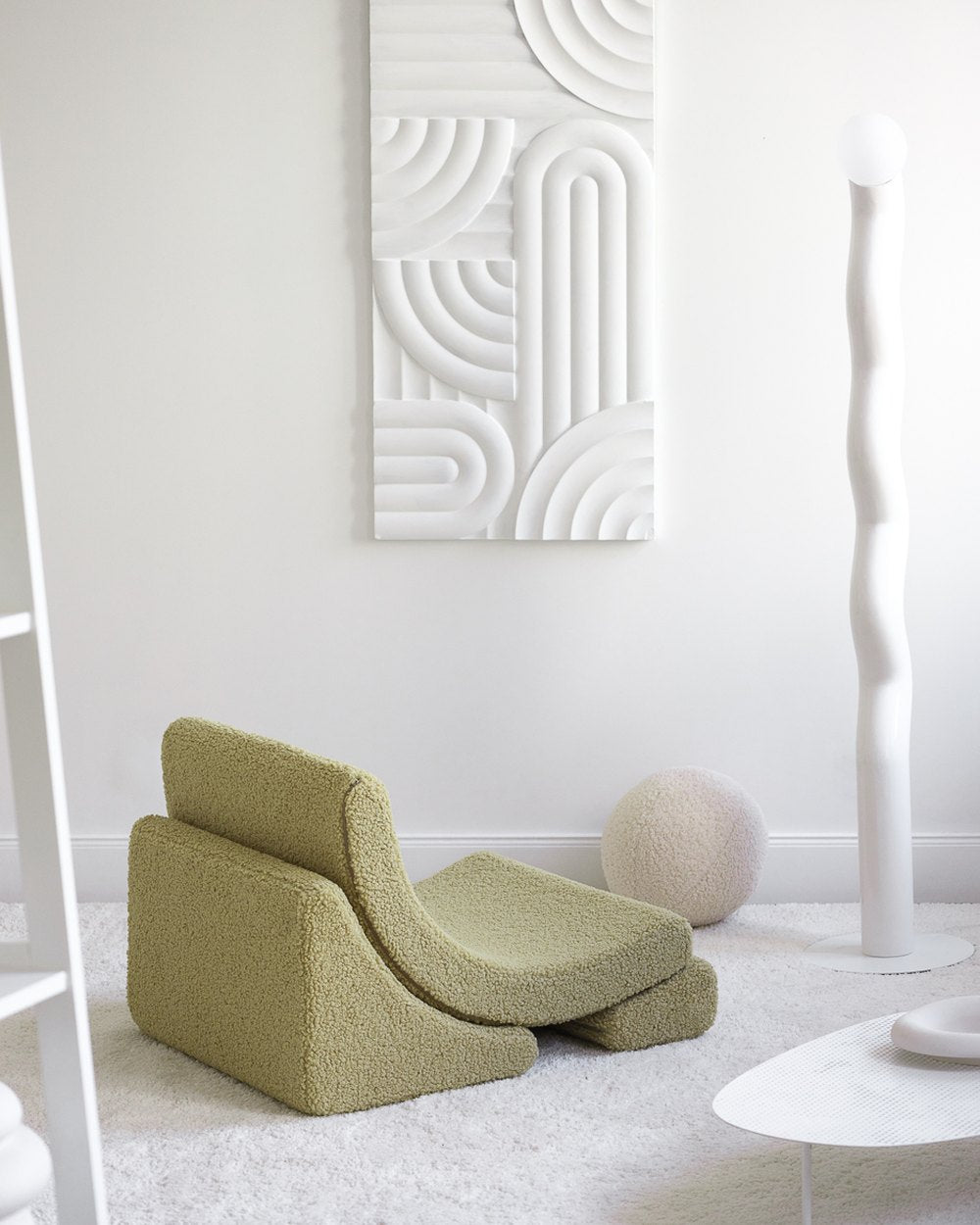 Wigiwama Moon Chair in teddy fabric Matcha in een kinderkamer