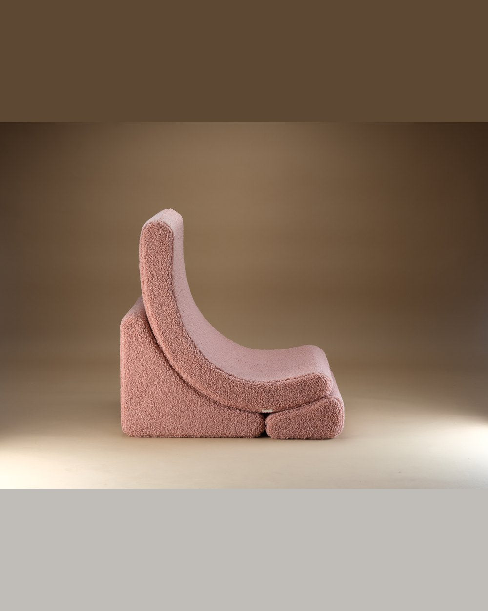 Wigiwama Moon Chair in teddy fabric Guava in een kinderkamer
