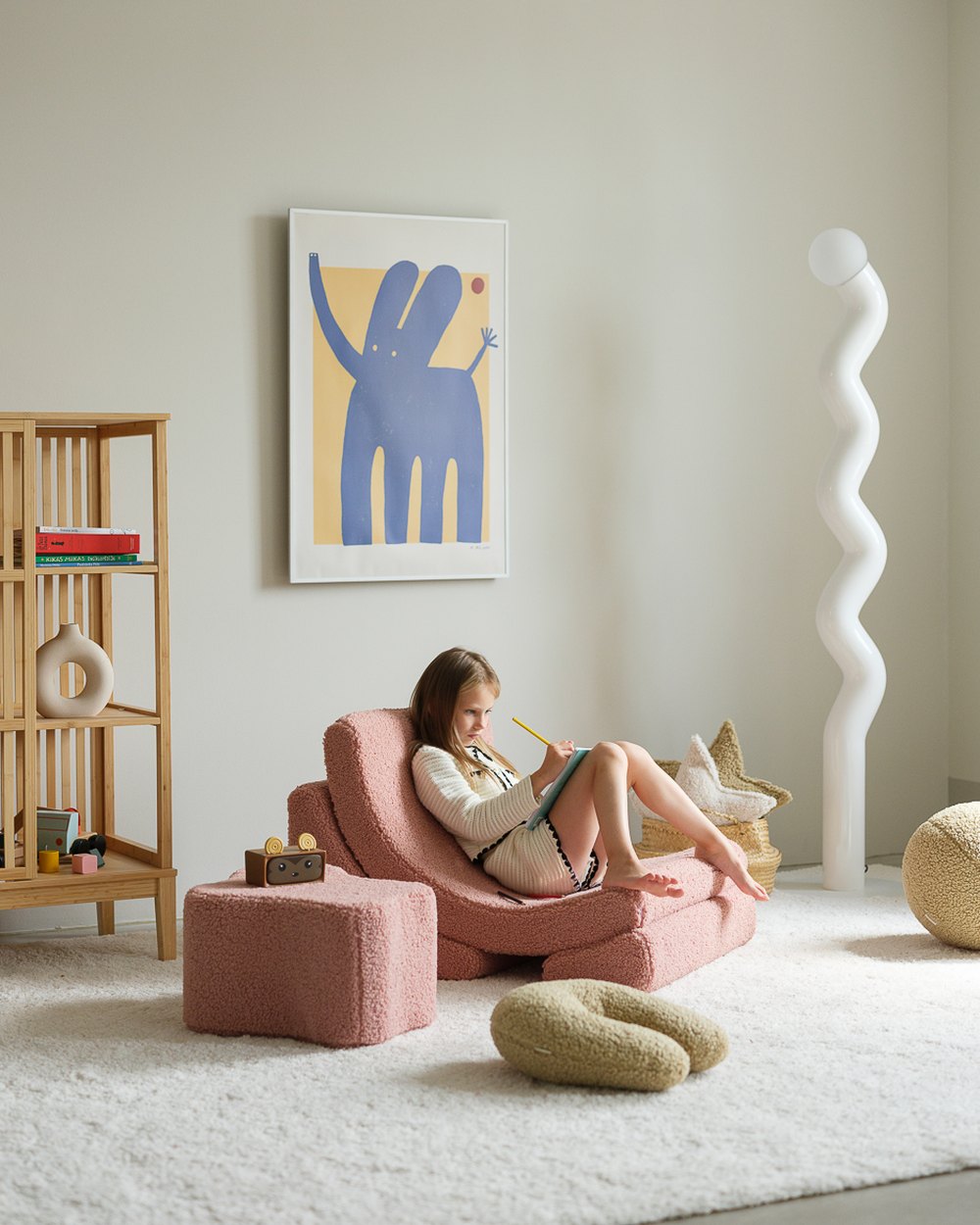 Wigiwama Moon Chair in teddy fabric Guava in een kinderkamer