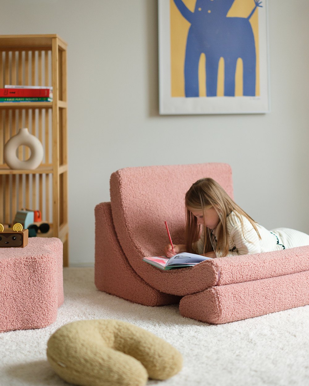 Wigiwama Moon Chair in teddy fabric Guava in een kinderkamer