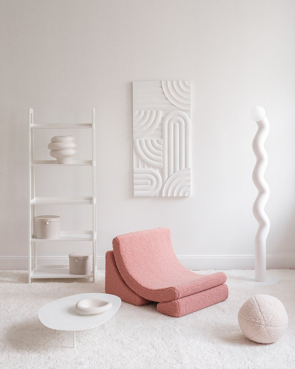 Wigiwama Moon Chair in teddy fabric Guava in een kinderkamer