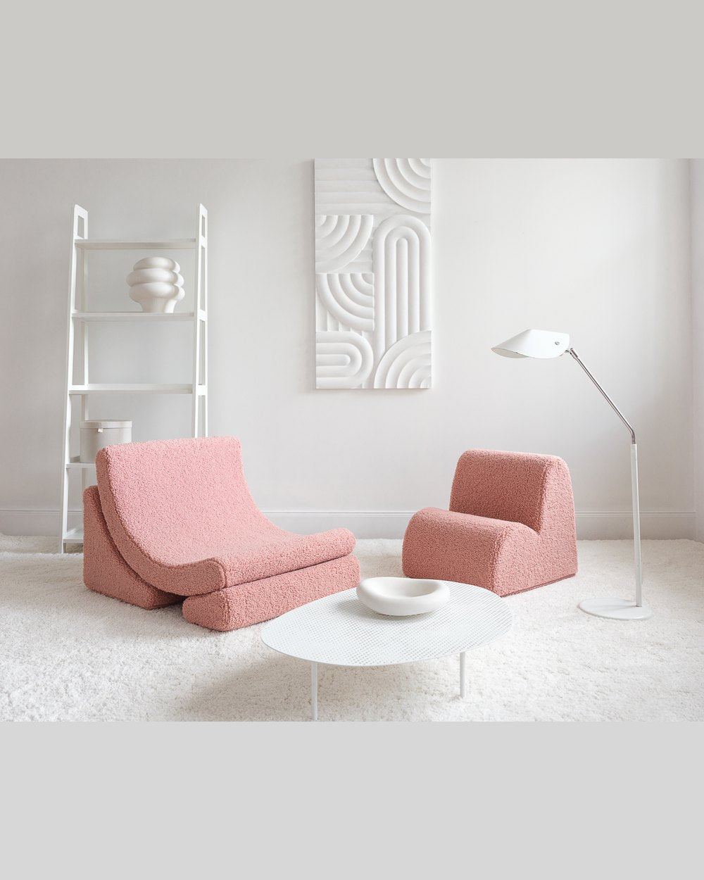 Wigiwama Moon Chair in teddy fabric Guava in een kinderkamer