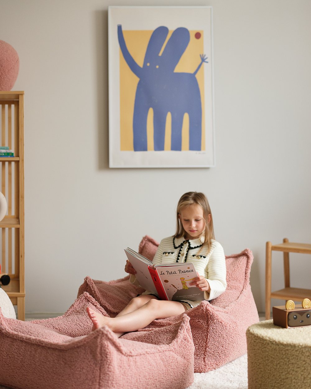 Wigiwama Square Teddy-Stoffpouf Guave in een kinderkamer