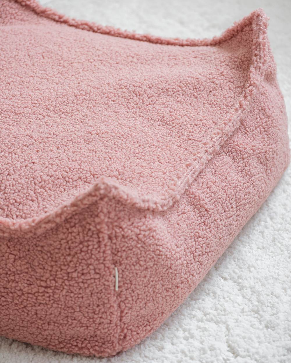 Wigiwama Square Teddy-Stoffpouf Guave in een kinderkamer