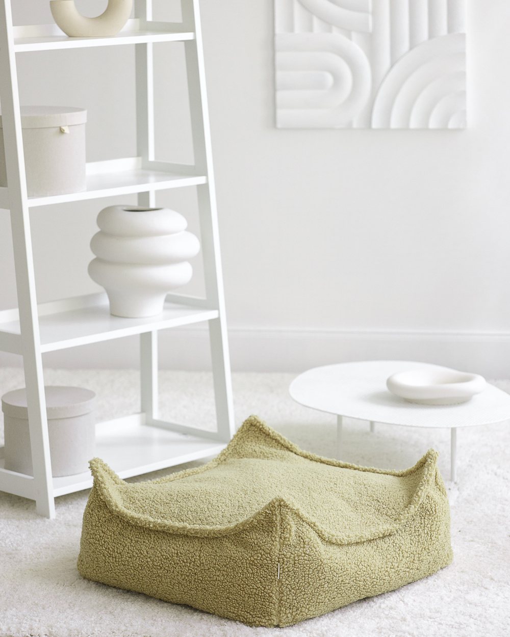 Wigiwama Square Teddy-Stoffpouf Matcha in een kinderkamer