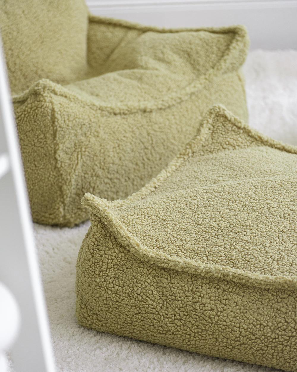Wigiwama Square Teddy-Stoffpouf Matcha in een kinderkamer
