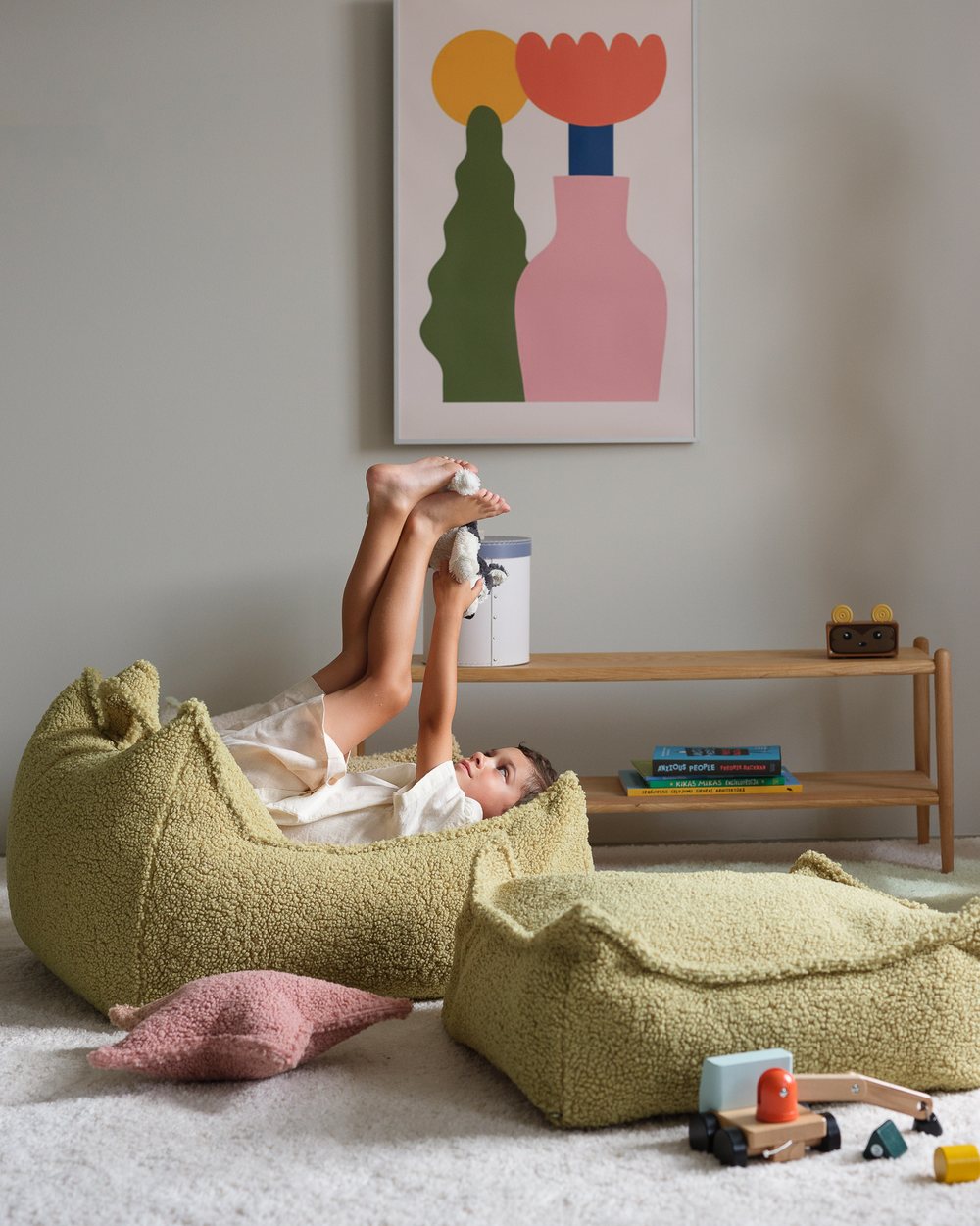 Wigiwama Square Teddy-Stoffpouf Matcha in een kinderkamer