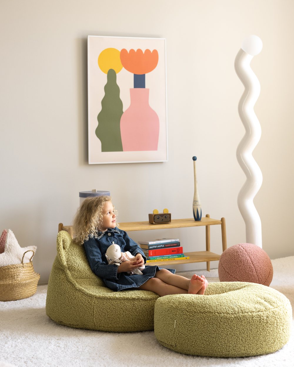 Wigiwama-Hocker aus Teddy-Stoff Matcha in een kinderkamer