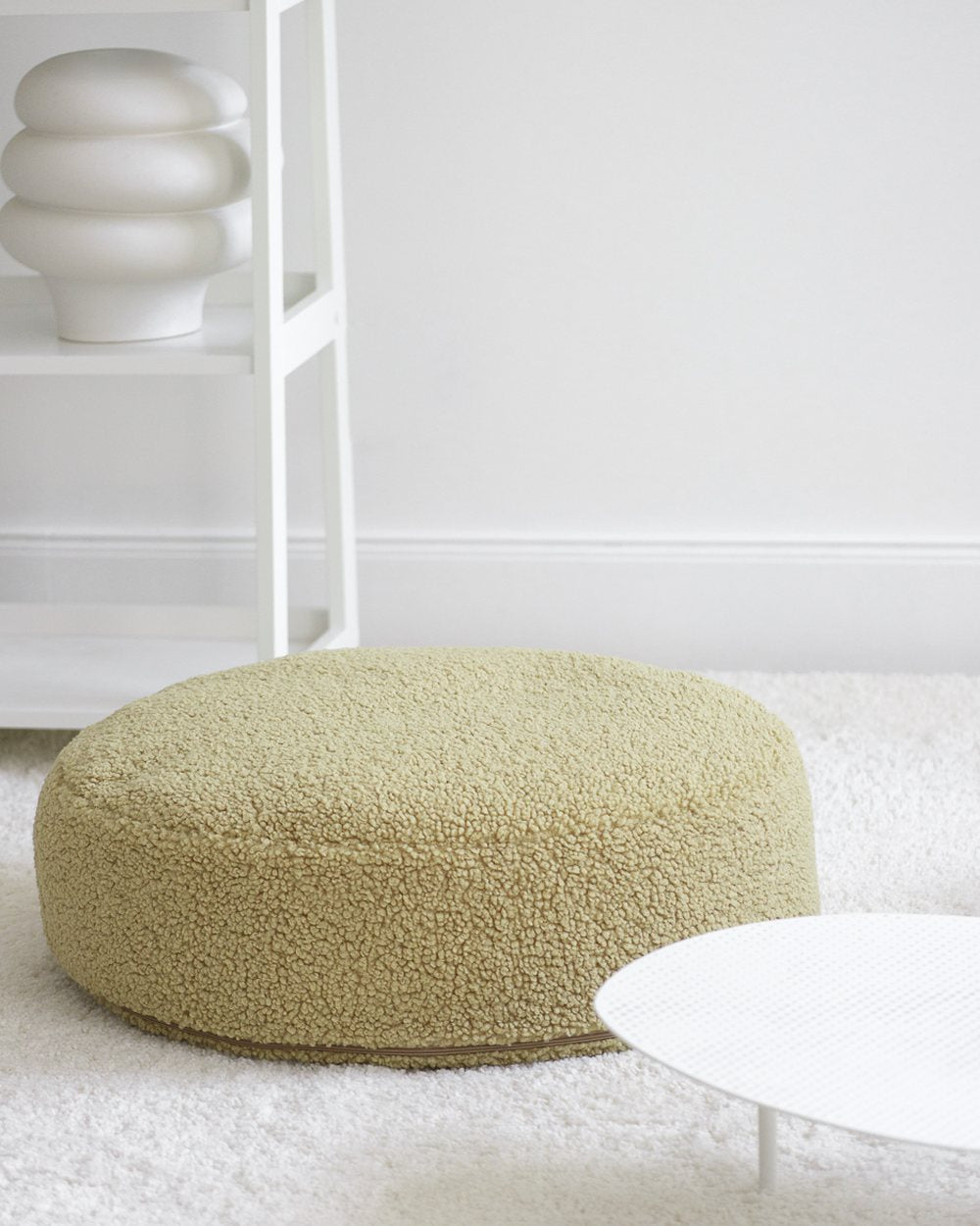 Wigiwama-Hocker aus Teddy-Stoff Matcha in een kinderkamer