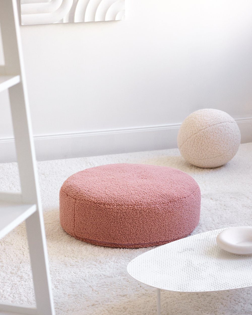 Wigiwama-Hocker aus Teddy-Stoff Guave in een kinderkamer