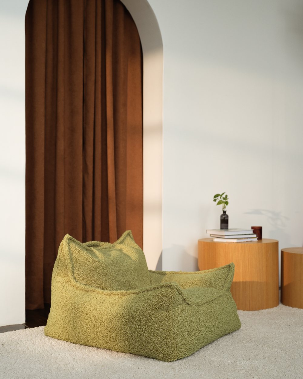 Wigiwama Teddy Stoffsitzsack Matcha in een kinderkamer